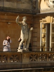 Há várias estátuas de imperadores romanos em volta da parte principal das Termas romanas de Bath